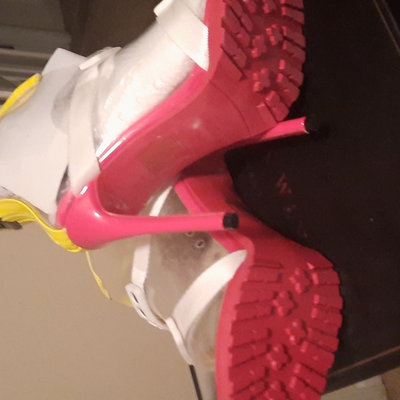 A shoes Very Stylish Red And Yellow - Picture 4 of 8